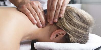 Massagem, relaxando o pescoço e os ombros, alivia os sintomas da osteocondrose da coluna cervical