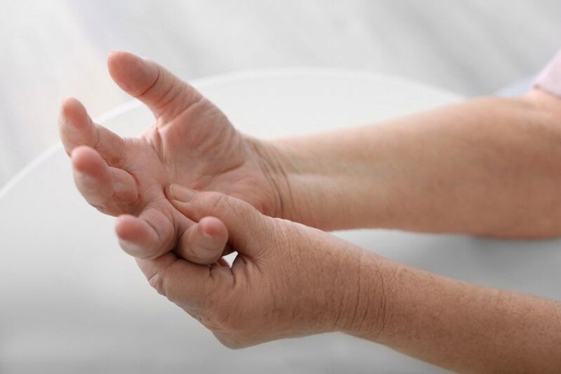 Dor nas mãos e dedos é um sintoma comum de osteocondrose cervical