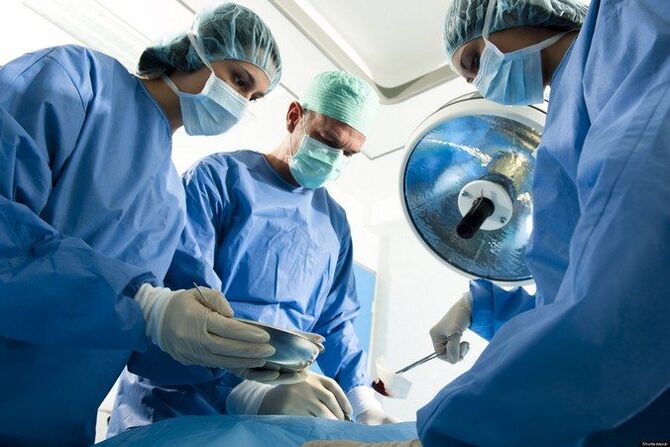 O processo de realizar a cirurgia em uma articulação doente