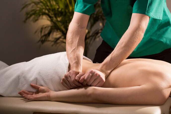 Massagem do paciente com osteocondrose