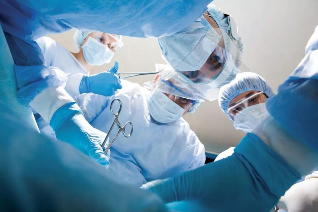 Para osteocondrose torácica complicada, a cirurgia é realizada