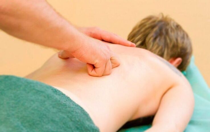 Realização de massagem torácica nas costas para osteocondrose