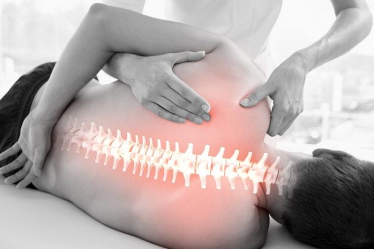 Sessão de terapia manual para osteocondrose da coluna torácica